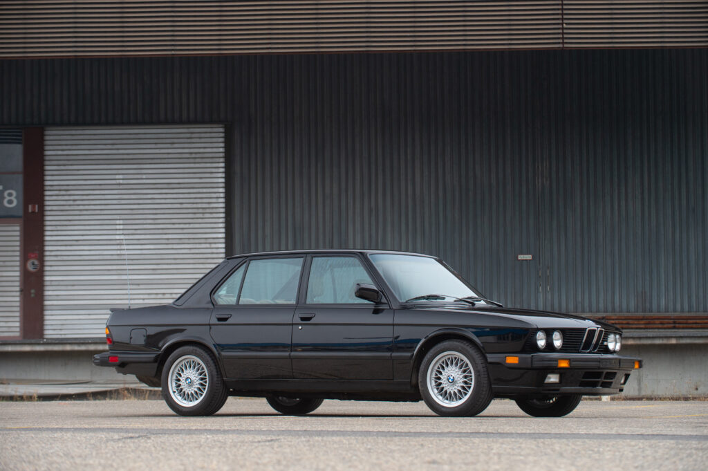 1988-BMW-M5 front three-quarter