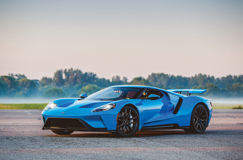 2017-Ford-GT front three-quarter