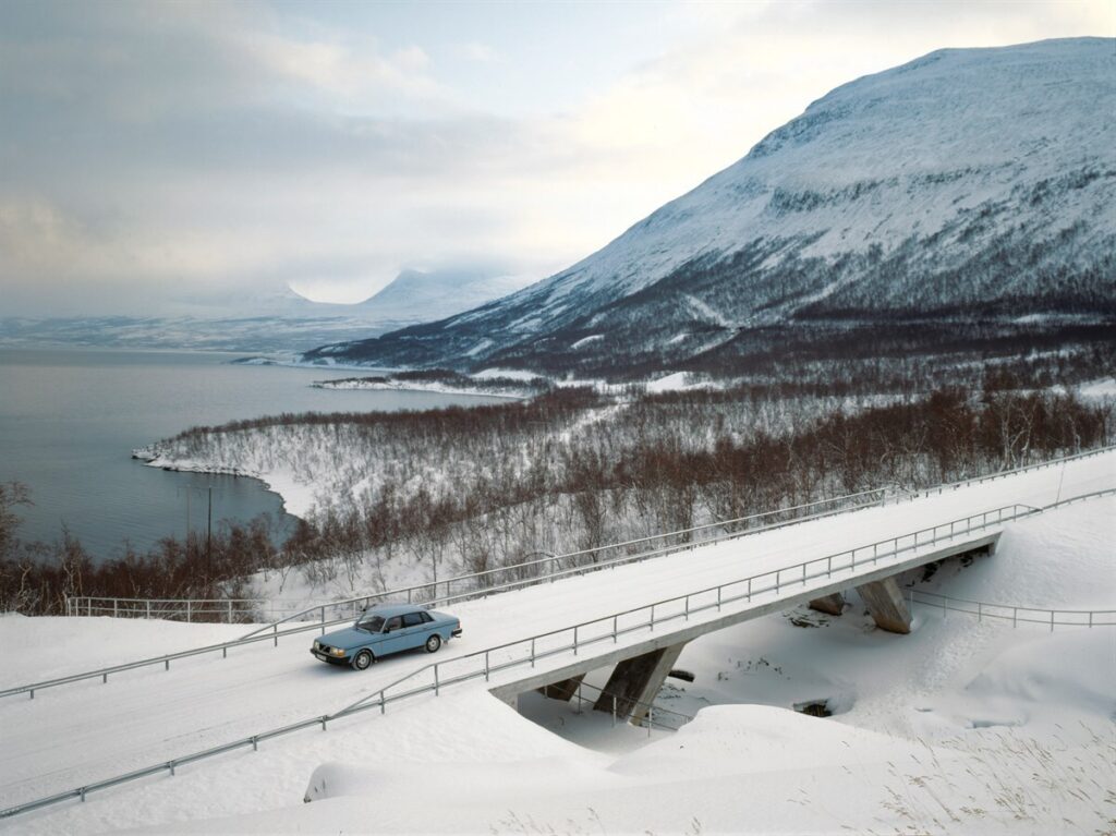 Volvo 240 wintery snow drive